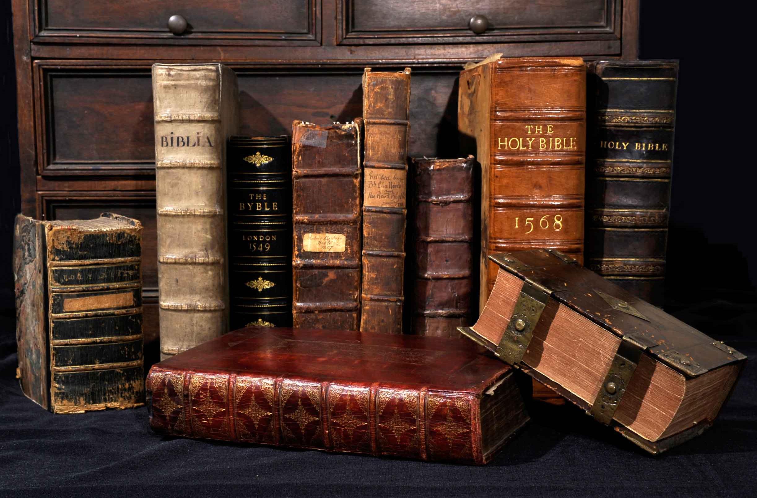 Старые книги сайт. Старинные книги. Коллекция старинных книг. Старинные издания книг. Книжный антиквариат.
